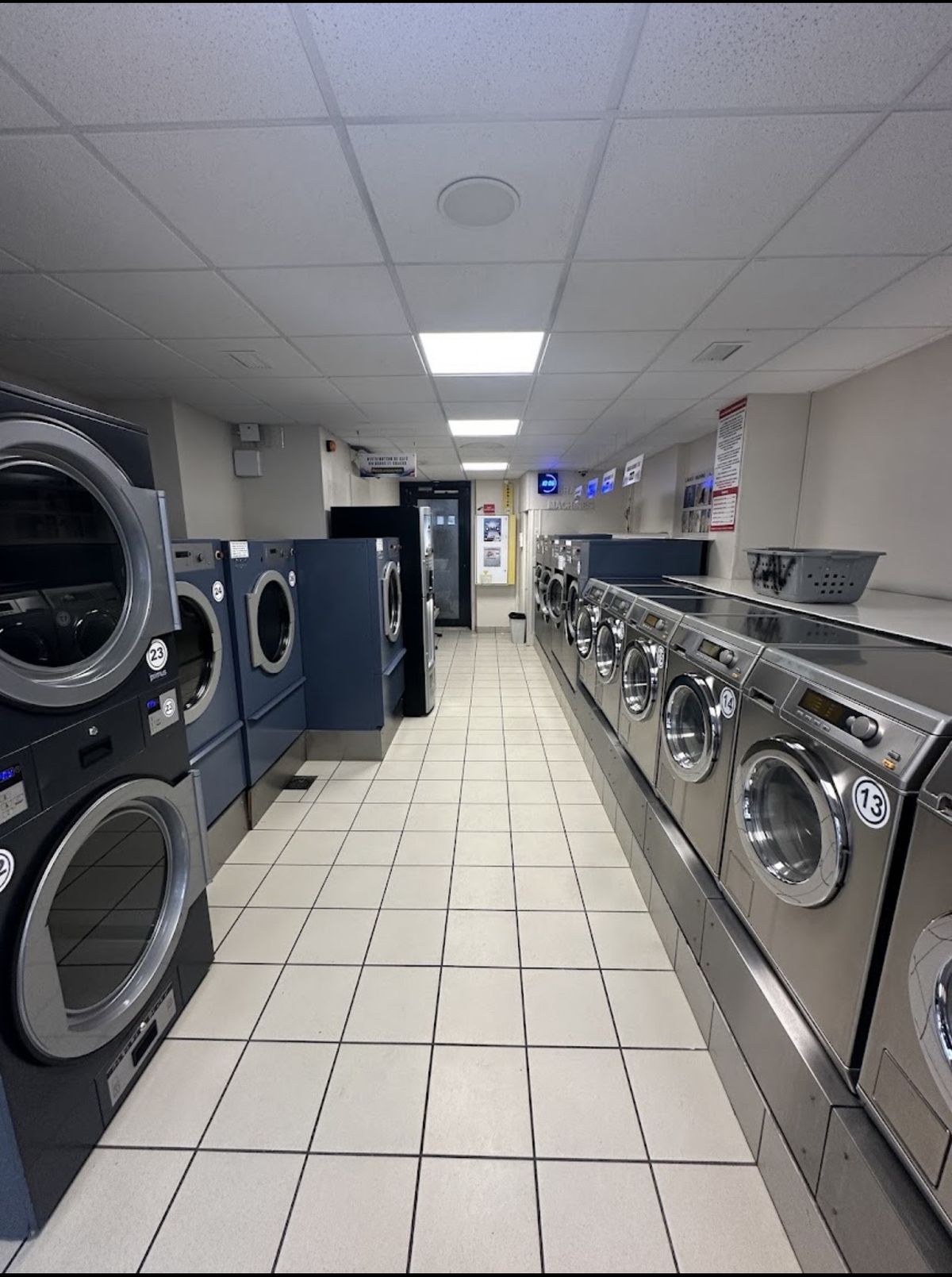 Allée de machines à laver et sèche-linge