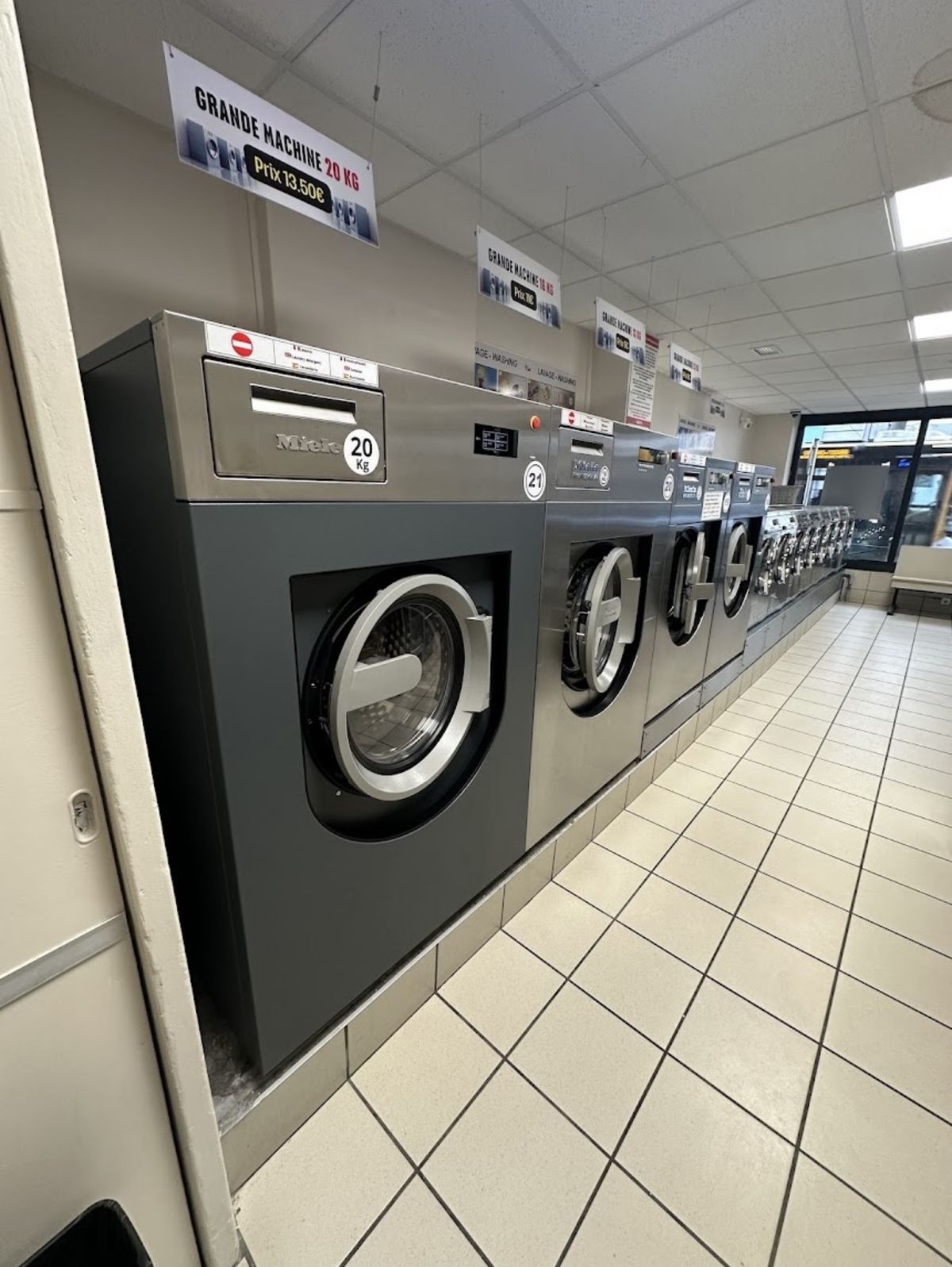Rangée de machines à laver Miele, dont la nouvelle 20 kg